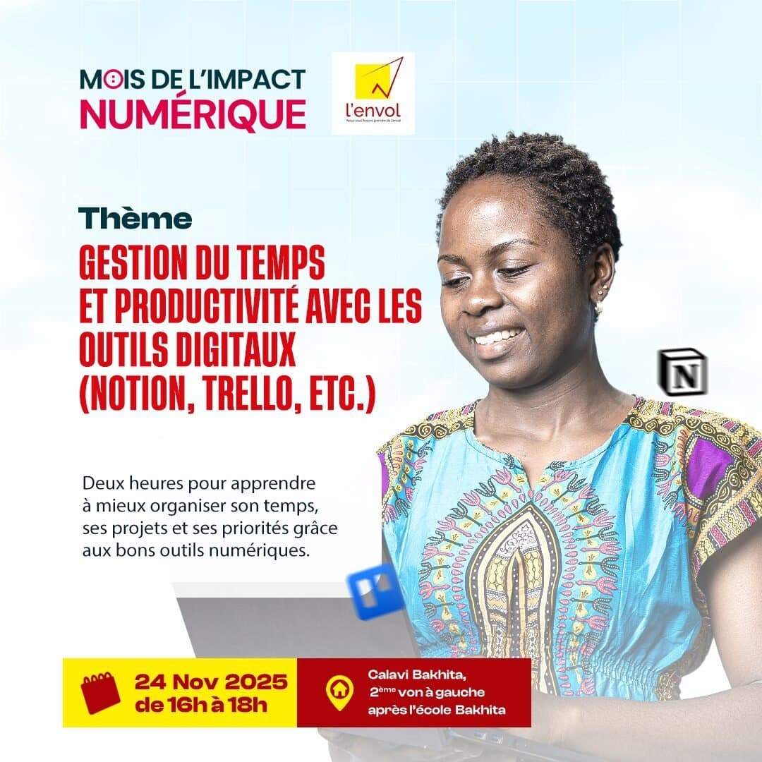 Une jeune femme en tenue traditionnelle colorée travaille sur un ordinateur.